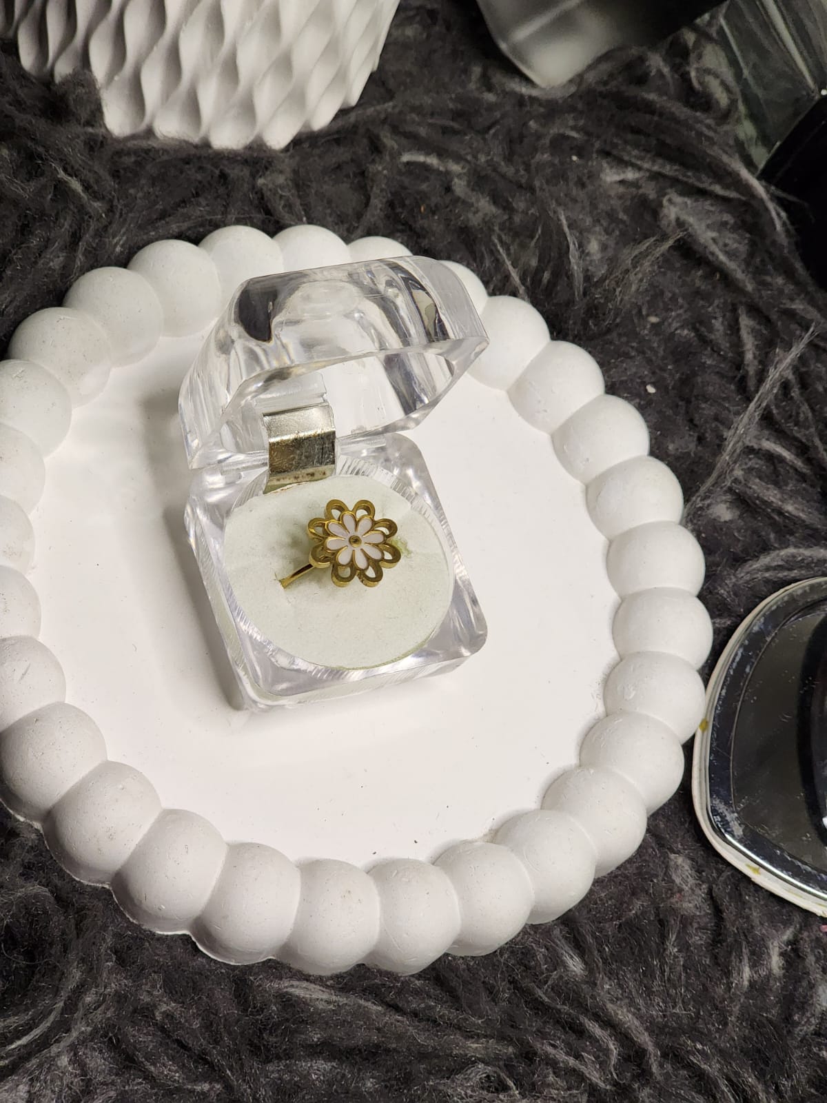 White Daisy Ring – angle view in box