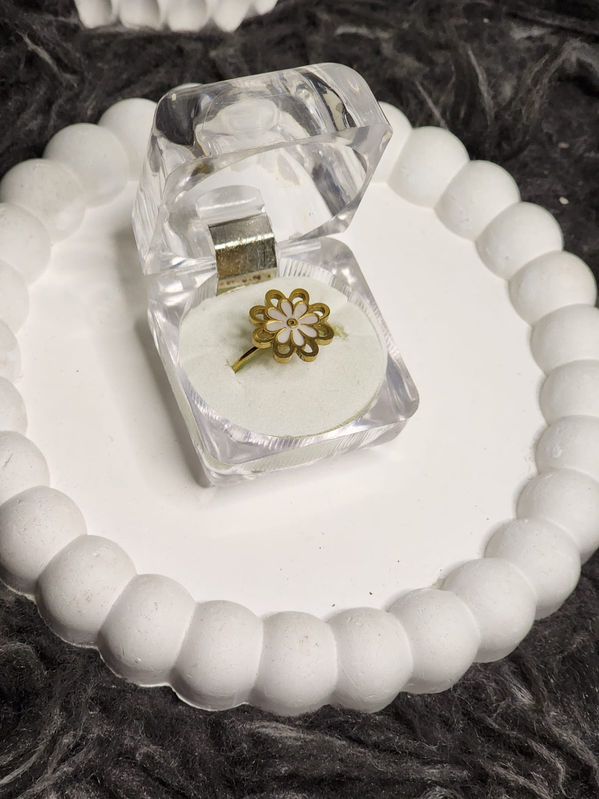 White Daisy Ring – front view in box